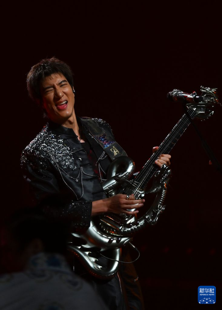 9月20日,王力宏真在演唱歌曲《盖世英雄》。 9月20日,王力宏真在演唱歌曲《盖世英雄》。