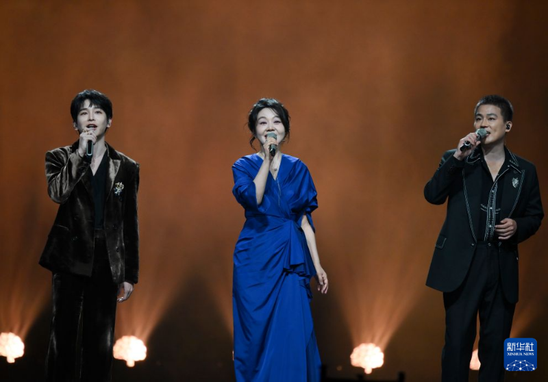 9月20日,闫妮(中)、欧豪(右)、彭昱畅在演唱歌曲《侠客行》。 9月20日,闫妮(中)、欧豪(右)、彭昱畅在演唱歌曲《侠客行》。