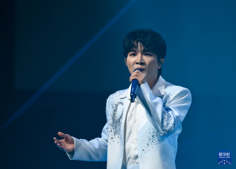 9月20日,周深在演唱歌曲《月亮桥》。 9月20日,周深在演唱歌曲《月亮桥》。