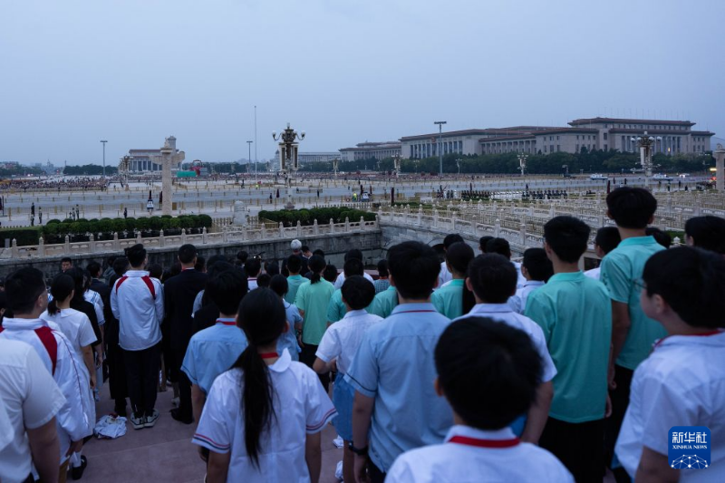 9月20日，升旗队代表在天安门观看升旗仪式。