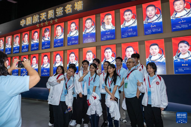 9月19日，升旗队代表在中国科学技术馆中国航天员签名墙前合影。