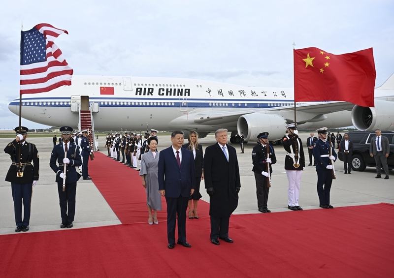 当地时间9月23日下午,国家主席习近平乘专机抵达华盛顿,应美国总统特朗普邀请,对美国进行国事访问。习近平和夫人彭丽媛抵达华盛顿安德鲁斯空军基地时,特朗普和夫人梅拉尼娅热情迎接。 当地时间9月23日下午,国家主席习近平乘专机抵达华盛顿,应美国总统特朗普邀请,对美国进行国事访问。习近平和夫人彭丽媛抵达华盛顿安德鲁斯空军基地时,特朗普和夫人梅拉尼娅热情迎接。