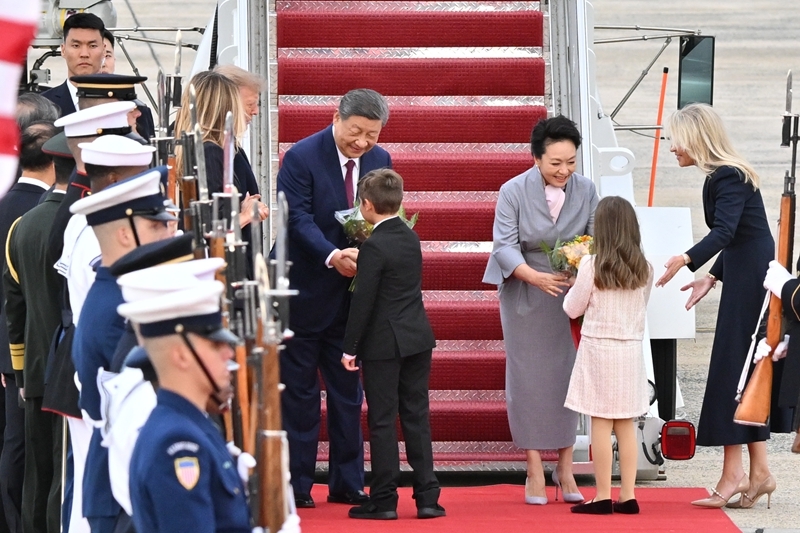 当地时间9月23日下午,国家主席习近平乘专机抵达华盛顿,应美国总统特朗普邀请,对美国进行国事访问。习近平和夫人彭丽媛抵达华盛顿安德鲁斯空军基地时,特朗普和夫人梅拉尼娅热情迎接。这是美国儿童向习近平和彭丽媛献上鲜花。 当地时间9月23日下午,国家主席习近平乘专机抵达华盛顿,应美国总统特朗普邀请,对美国进行国事访问。习近平和夫人彭丽媛抵达华盛顿安德鲁斯空军基地时,特朗普和夫人梅拉尼娅热情迎接。这是美国儿童向习近平和彭丽媛献上鲜花。