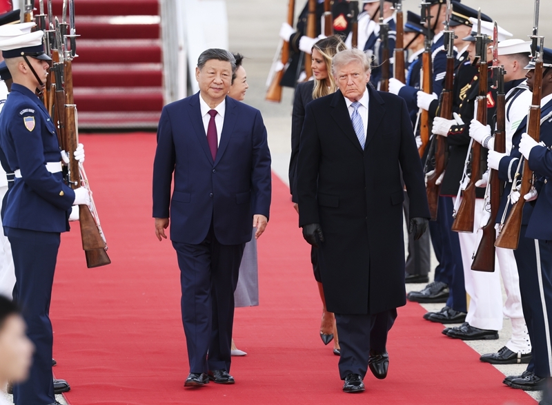 当地时间9月23日下午,国家主席习近平乘专机抵达华盛顿,应美国总统特朗普邀请,对美国进行国事访问。习近平和夫人彭丽媛抵达华盛顿安德鲁斯空军基地时,特朗普和夫人梅拉尼娅热情迎接。 当地时间9月23日下午,国家主席习近平乘专机抵达华盛顿,应美国总统特朗普邀请,对美国进行国事访问。习近平和夫人彭丽媛抵达华盛顿安德鲁斯空军基地时,特朗普和夫人梅拉尼娅热情迎接。