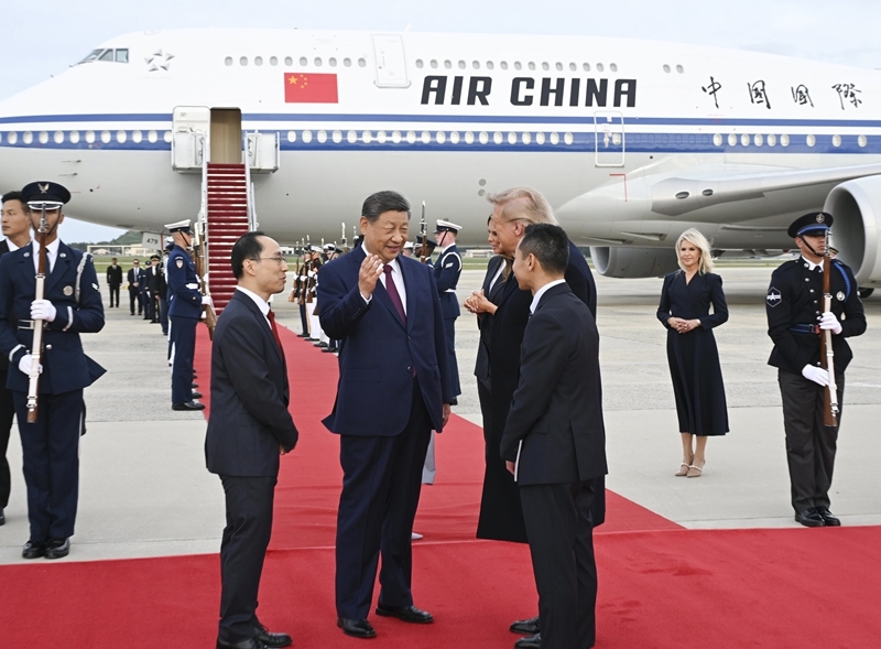 当地时间9月23日下午,国家主席习近平乘专机抵达华盛顿,应美国总统特朗普邀请,对美国进行国事访问。习近平和夫人彭丽媛抵达华盛顿安德鲁斯空军基地时,特朗普和夫人梅拉尼娅热情迎接。 当地时间9月23日下午,国家主席习近平乘专机抵达华盛顿,应美国总统特朗普邀请,对美国进行国事访问。习近平和夫人彭丽媛抵达华盛顿安德鲁斯空军基地时,特朗普和夫人梅拉尼娅热情迎接。