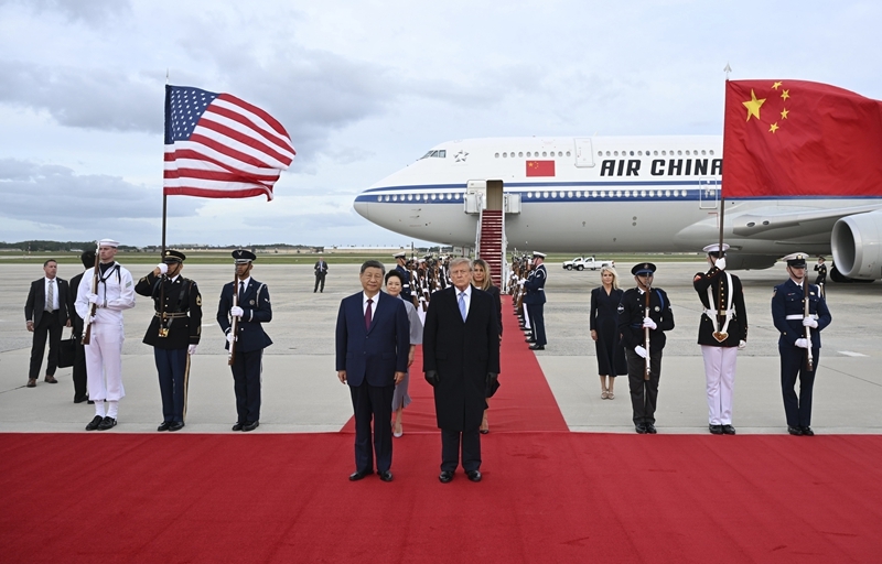 当地时间9月23日下午,国家主席习近平乘专机抵达华盛顿,应美国总统特朗普邀请,对美国进行国事访问。习近平和夫人彭丽媛抵达华盛顿安德鲁斯空军基地时,特朗普和夫人梅拉尼娅热情迎接。 当地时间9月23日下午,国家主席习近平乘专机抵达华盛顿,应美国总统特朗普邀请,对美国进行国事访问。习近平和夫人彭丽媛抵达华盛顿安德鲁斯空军基地时,特朗普和夫人梅拉尼娅热情迎接。