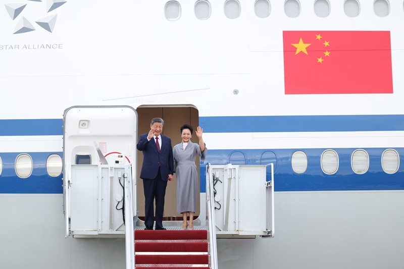 当地时间9月23日下午,国家主席习近平乘专机抵达华盛顿,应美国总统特朗普邀请,对美国进行国事访问。习近平和夫人彭丽媛抵达华盛顿安德鲁斯空军基地时,特朗普和夫人梅拉尼娅热情迎接。这是习近平和夫人彭丽媛步出舱门。 当地时间9月23日下午,国家主席习近平乘专机抵达华盛顿,应美国总统特朗普邀请,对美国进行国事访问。习近平和夫人彭丽媛抵达华盛顿安德鲁斯空军基地时,特朗普和夫人梅拉尼娅热情迎接。这是习近平和夫人彭丽媛步出舱门。