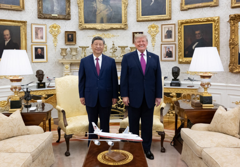 当地时间9月24日上午，国家主席习近平同美国总统特朗普在白宫椭圆形办公室小范围交流。