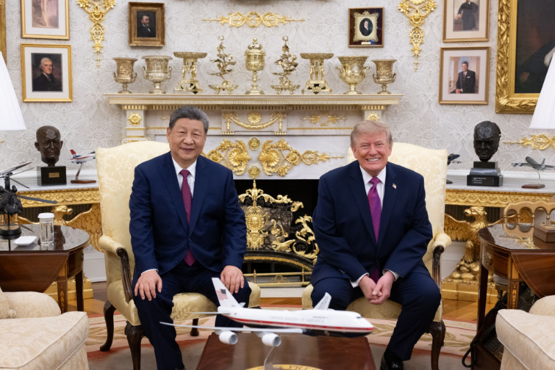 当地时间9月24日上午，国家主席习近平同美国总统特朗普在白宫椭圆形办公室小范围交流。