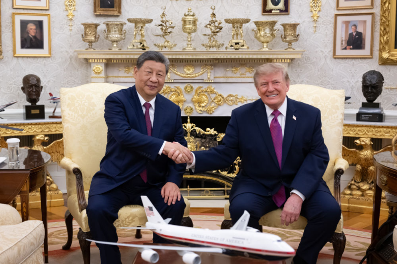 当地时间9月24日上午，国家主席习近平同美国总统特朗普在白宫椭圆形办公室小范围交流。