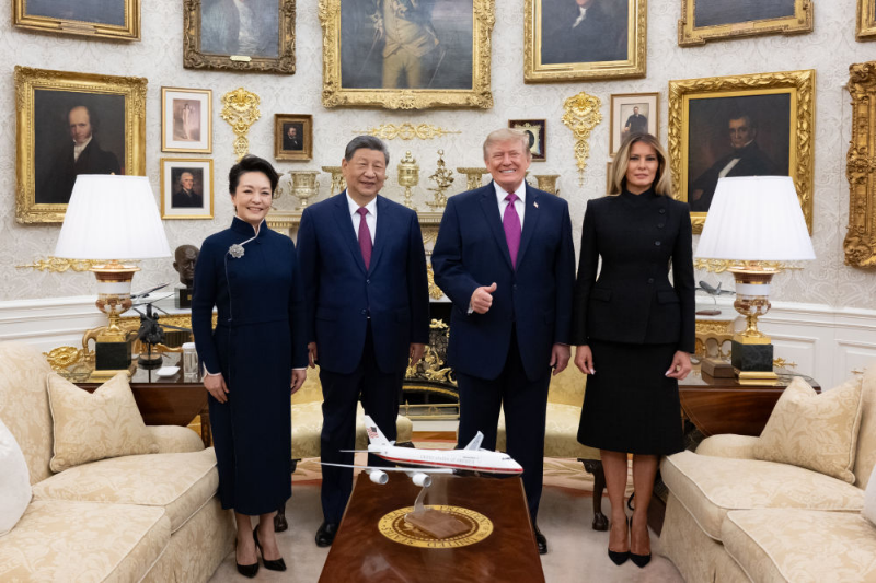 当地时间9月24日上午，国家主席习近平同美国总统特朗普在白宫椭圆形办公室小范围交流。