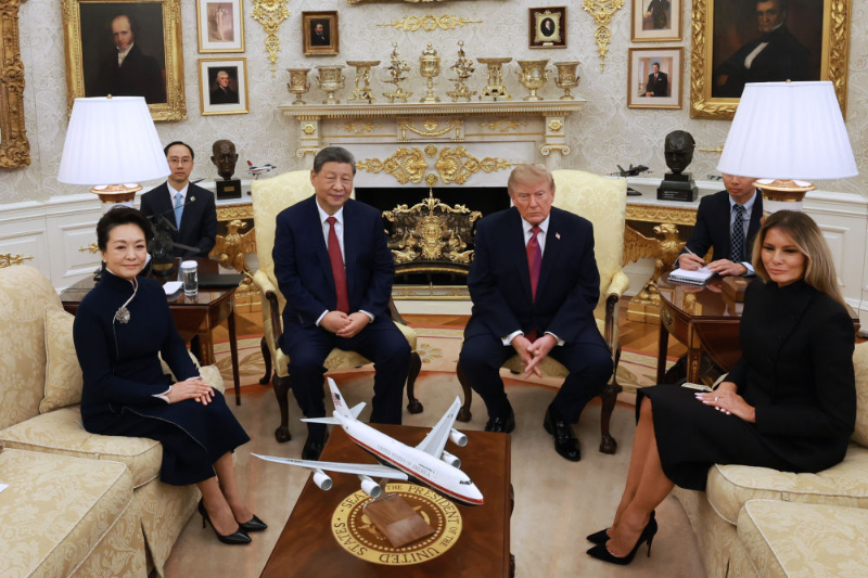 当地时间9月24日上午，国家主席习近平同美国总统特朗普在白宫椭圆形办公室小范围交流。