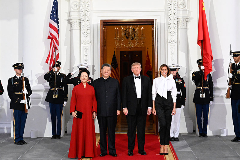 当地时间9月24日晚,美国总统特朗普和夫人梅拉尼娅为中国国家主席习近平和夫人彭丽媛在白宫举行欢迎国宴。这是两国元首夫妇合影。 当地时间9月24日晚,美国总统特朗普和夫人梅拉尼娅为中国国家主席习近平和夫人彭丽媛在白宫举行欢迎国宴。这是两国元首夫妇合影。