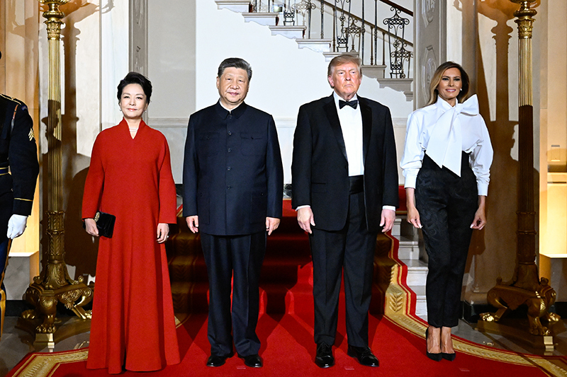 当地时间9月24日晚,美国总统特朗普和夫人梅拉尼娅为中国国家主席习近平和夫人彭丽媛在白宫举行欢迎国宴。这是两国元首夫妇合影。 当地时间9月24日晚,美国总统特朗普和夫人梅拉尼娅为中国国家主席习近平和夫人彭丽媛在白宫举行欢迎国宴。这是两国元首夫妇合影。