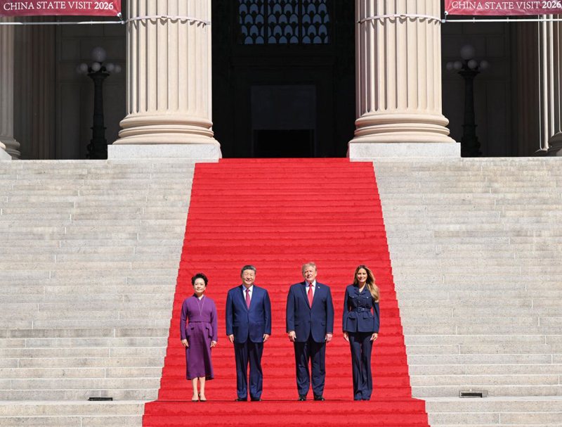当地时间9月25日上午,国家主席习近平和夫人彭丽媛同美国总统特朗普和夫人梅拉尼娅在白宫举行茶叙。茶叙之后,习近平和彭丽媛在特朗普和梅拉尼娅陪同下参观美国国家档案馆。 当地时间9月25日上午,国家主席习近平和夫人彭丽媛同美国总统特朗普和夫人梅拉尼娅在白宫举行茶叙。茶叙之后,习近平和彭丽媛在特朗普和梅拉尼娅陪同下参观美国国家档案馆。