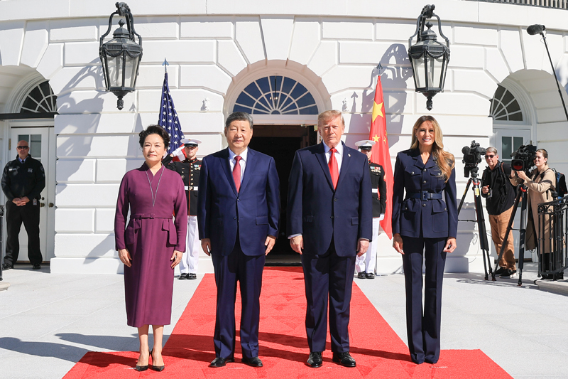 当地时间9月25日上午,国家主席习近平和夫人彭丽媛同美国总统特朗普和夫人梅拉尼娅在白宫举行茶叙。这是两国元首夫妇合影。 当地时间9月25日上午,国家主席习近平和夫人彭丽媛同美国总统特朗普和夫人梅拉尼娅在白宫举行茶叙。这是两国元首夫妇合影。