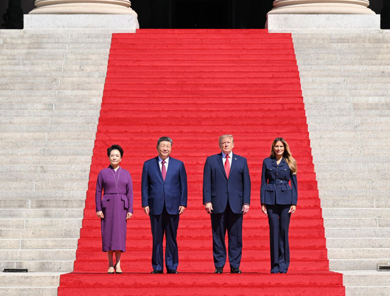 当地时间9月25日上午，国家主席习近平和夫人彭丽媛在美国总统特朗普和夫人梅拉尼娅陪同下参观美国国家档案馆。
