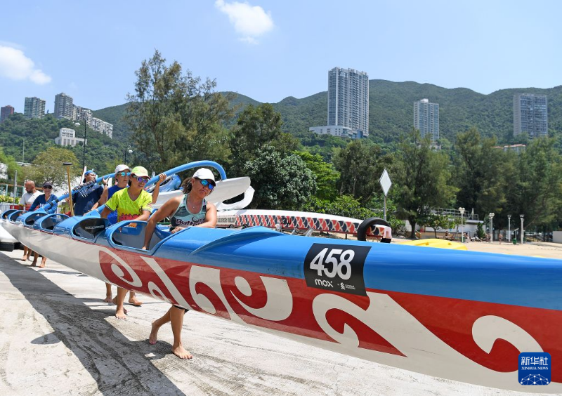 支腿独木舟队员在香港深水湾准备下水训练(9月10日摄)。 支腿独木舟队员在香港深水湾准备下水训练(9月10日摄)。