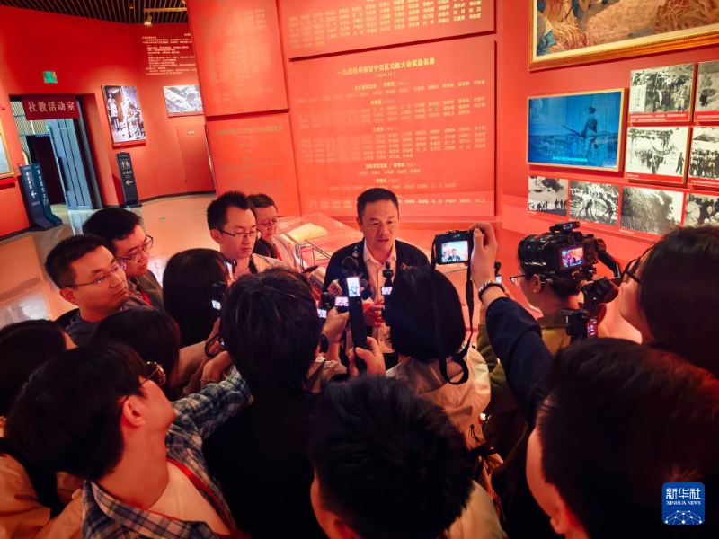 9月21日，参加粤港澳大湾区媒体联盟“重走长征路”系列主题采访活动的记者在延安革命纪念馆采访。