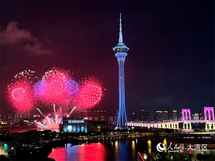 图为葡萄牙及韩国烟花在澳门旅游塔附近夜空中绽放。 图为葡萄牙及韩国烟花在澳门旅游塔附近夜空中绽放。