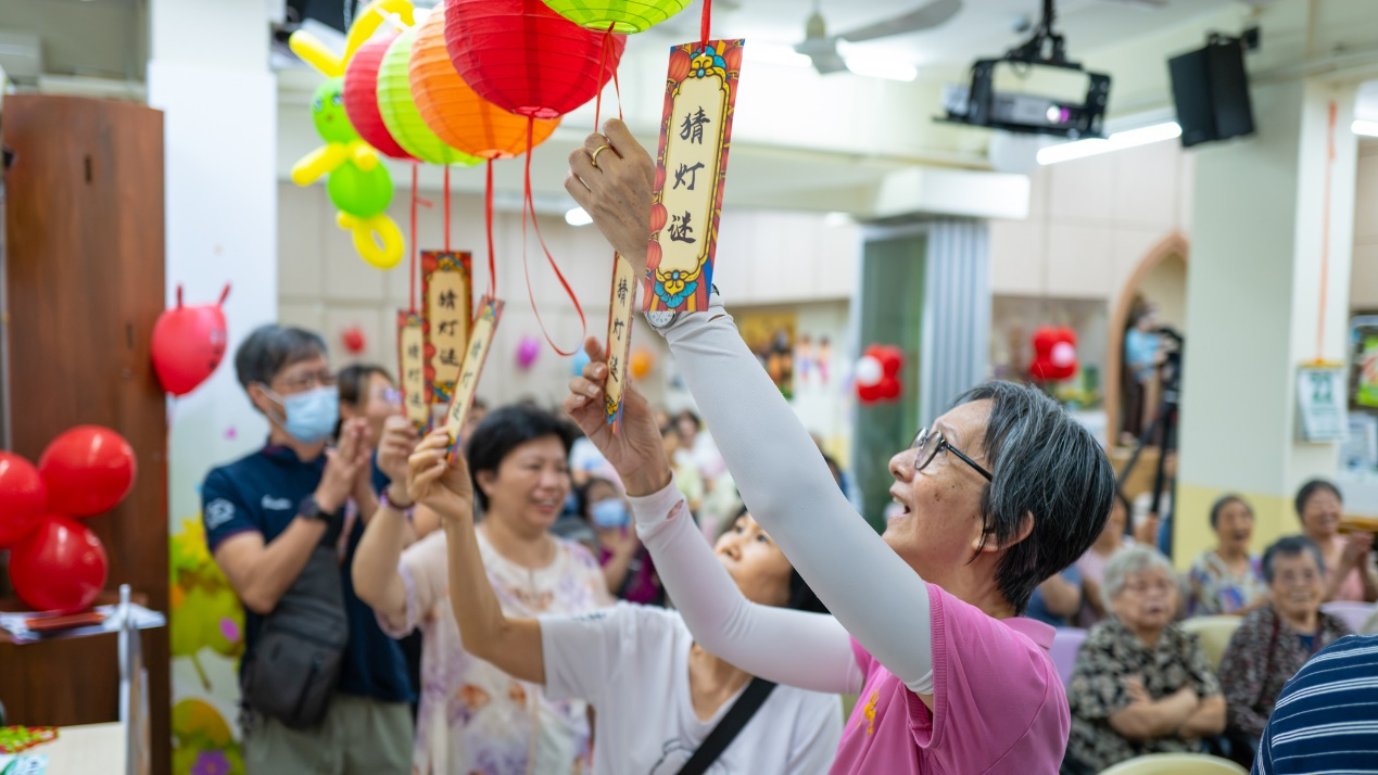 图为社区举办的猜灯谜活动吸引了许多澳门居民参与。 图为社区举办的猜灯谜活动吸引了许多澳门居民参与。