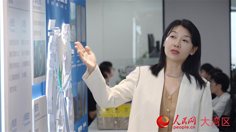 远信储能联合创始人及行政总裁张佳婧在展厅介绍。 远信储能联合创始人及行政总裁张佳婧在展厅介绍。