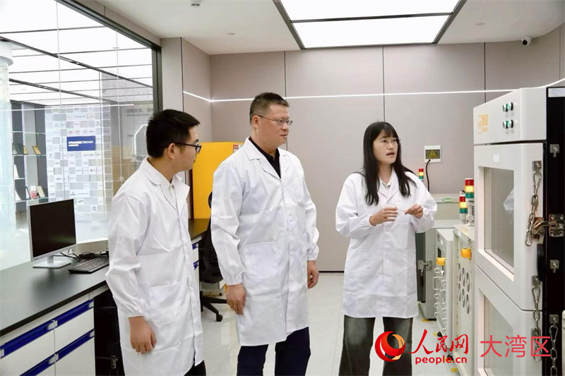 珈钠能源创始人兼首席科学家曹余良(中)与同事交流。 珈钠能源创始人兼首席科学家曹余良(中)与同事交流。