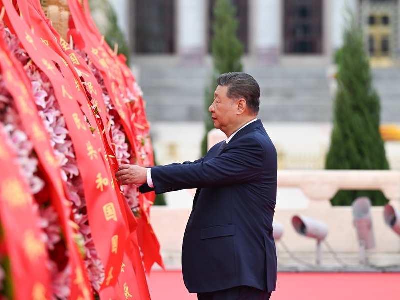 9月30日上午,党和国家领导人习近平、李强、赵乐际、王沪宁、蔡奇、丁薛祥、李希、韩正等来到北京天安门广场,出席烈士纪念日向人民英雄敬献花篮仪式。这是习近平整理花篮上的缎带。 9月30日上午,党和国家领导人习近平、李强、赵乐际、王沪宁、蔡奇、丁薛祥、李希、韩正等来到北京天安门广场,出席烈士纪念日向人民英雄敬献花篮仪式。这是习近平整理花篮上的缎带。