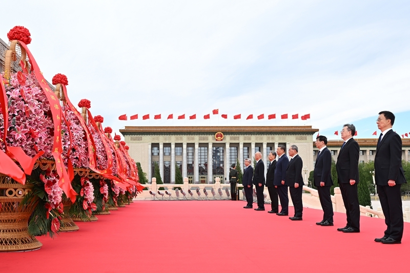 9月30日上午,党和国家领导人习近平、李强、赵乐际、王沪宁、蔡奇、丁薛祥、李希、韩正等来到北京天安门广场,出席烈士纪念日向人民英雄敬献花篮仪式。 9月30日上午,党和国家领导人习近平、李强、赵乐际、王沪宁、蔡奇、丁薛祥、李希、韩正等来到北京天安门广场,出席烈士纪念日向人民英雄敬献花篮仪式。