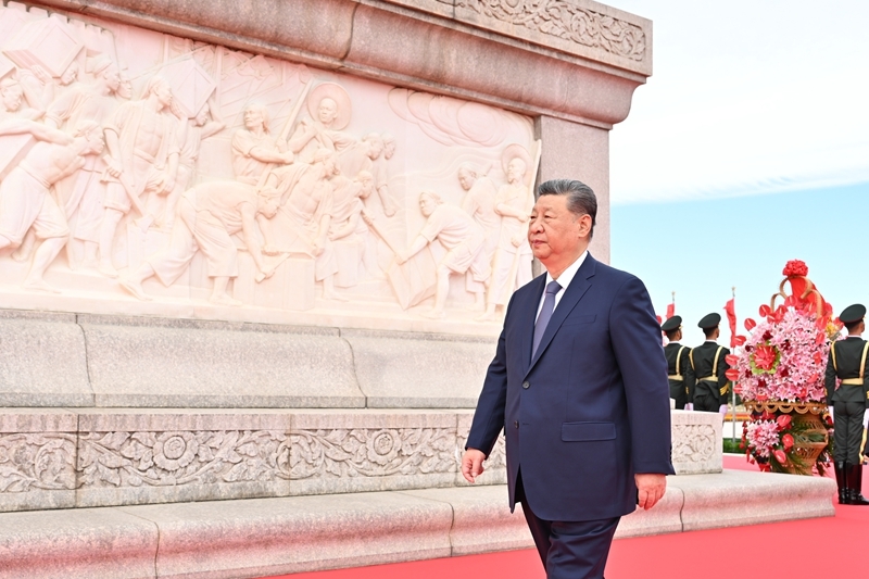 9月30日上午,党和国家领导人习近平、李强、赵乐际、王沪宁、蔡奇、丁薛祥、李希、韩正等来到北京天安门广场,出席烈士纪念日向人民英雄敬献花篮仪式。这是习近平瞻仰人民英雄纪念碑。 9月30日上午,党和国家领导人习近平、李强、赵乐际、王沪宁、蔡奇、丁薛祥、李希、韩正等来到北京天安门广场,出席烈士纪念日向人民英雄敬献花篮仪式。这是习近平瞻仰人民英雄纪念碑。