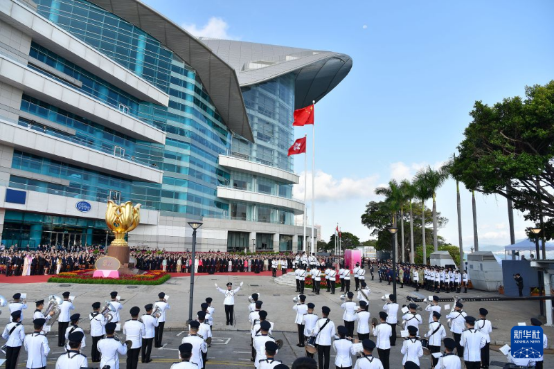 10月1日上午,香港特区政府举行升旗仪式和国庆酒会,庆祝中华人民共和国成立77周年。 10月1日上午,香港特区政府举行升旗仪式和国庆酒会,庆祝中华人民共和国成立77周年。