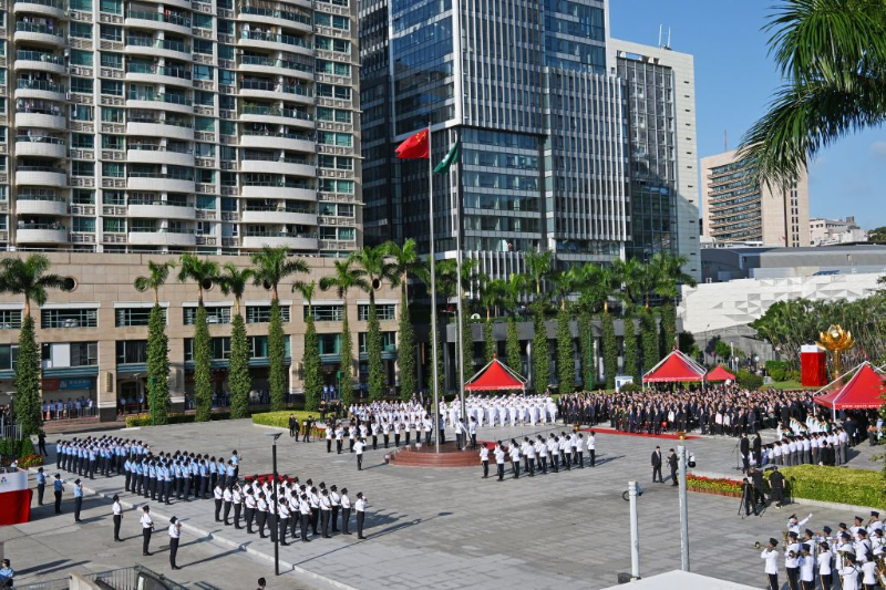 10月1日,澳门特别行政区政府在金莲花广场隆重举行升旗仪式,庆祝中华人民共和国成立77周年。 10月1日,澳门特别行政区政府在金莲花广场隆重举行升旗仪式,庆祝中华人民共和国成立77周年。
