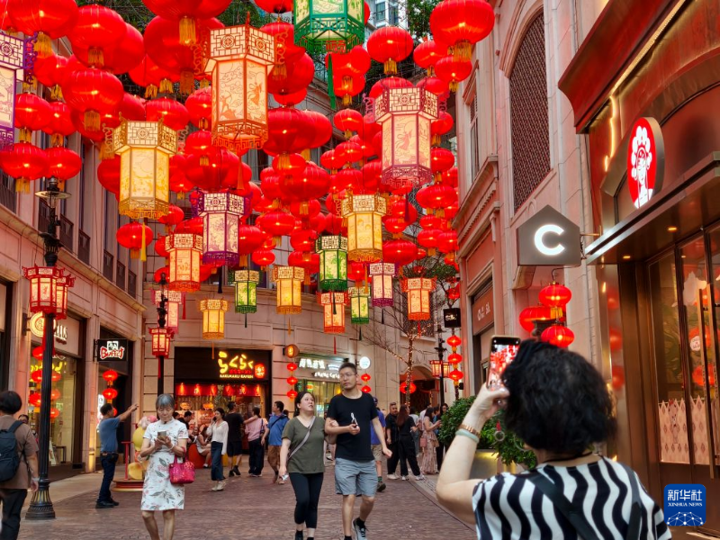 10月3日，游客在香港湾仔利东街拍照。