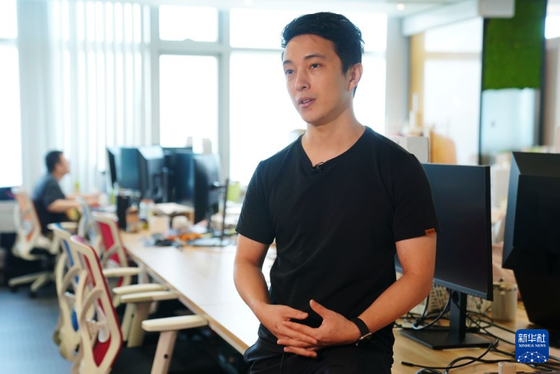 香港生成式人工智能研发中心（HKGAI）工程副总裁王天蓝在香港接受新华社记者采访（9月9日摄）。