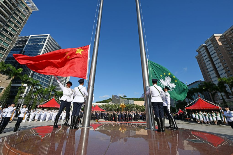 10月1日，澳门特别行政区政府在金莲花广场隆重举行升旗仪式，庆祝中华人民共和国成立77周年。