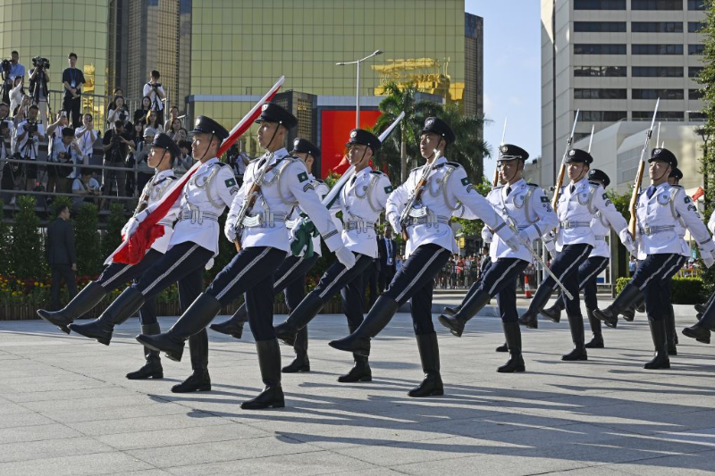 10月1日，澳门特别行政区政府在金莲花广场隆重举行升旗仪式，庆祝中华人民共和国成立77周年。