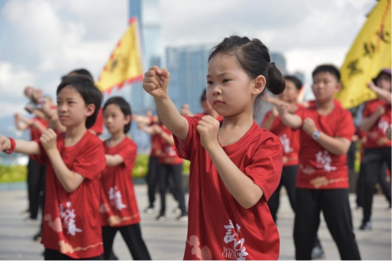 小习练者演练咏春拳。