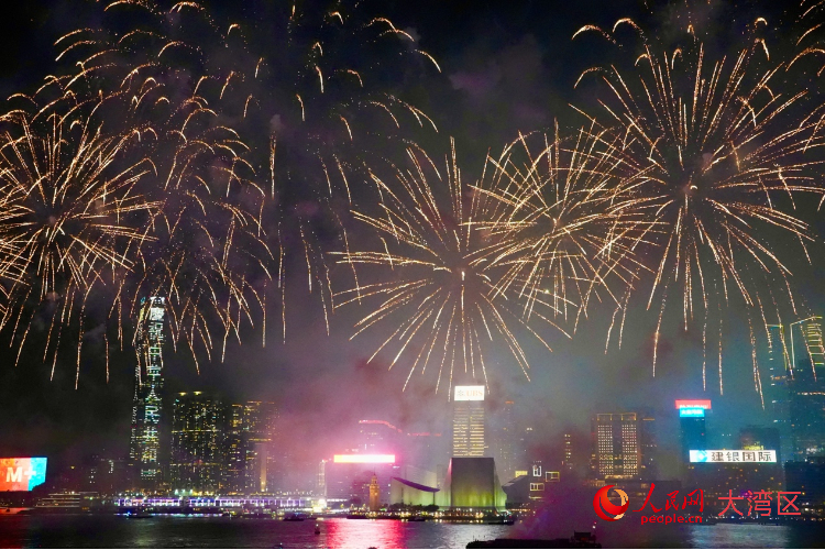 香港国庆烟花汇演在维港上空举行。 香港国庆烟花汇演在维港上空举行。