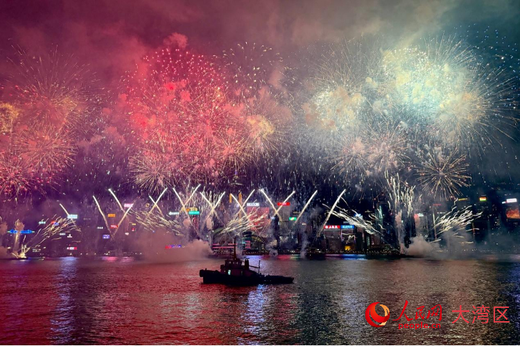 红金色烟花绽放点亮维港。 红金色烟花绽放点亮维港。