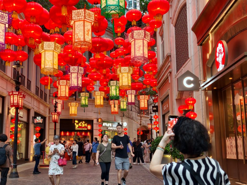 10月3日,游客在香港湾仔利东街拍照。 10月3日,游客在香港湾仔利东街拍照。