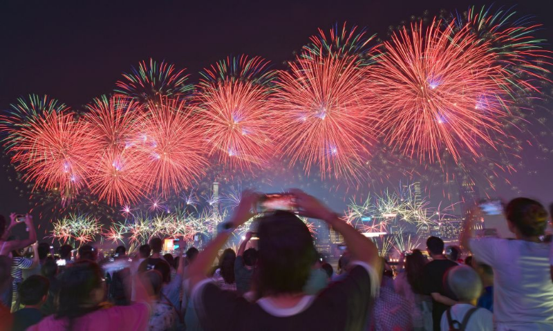 10月1日,香港举行国庆烟花汇演,绚烂烟花在维多利亚港上空绽放。 10月1日,香港举行国庆烟花汇演,绚烂烟花在维多利亚港上空绽放。