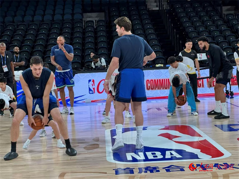 图为NBA球员与同学们分别组队,比赛传球。 图为NBA球员与同学们分别组队,比赛传球。