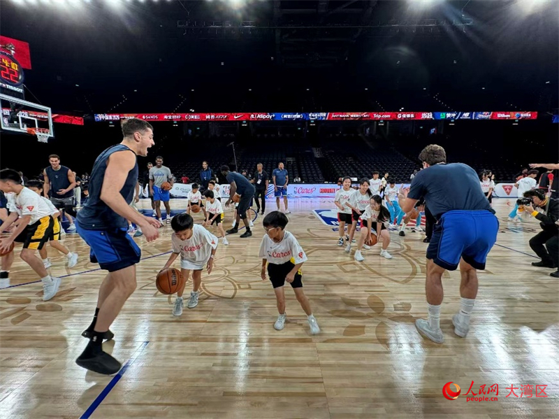 图为镜平学校和鲍思高粤华小学的同学们在美职篮(NBA)球员指导下传球。 图为镜平学校和鲍思高粤华小学的同学们在美职篮(NBA)球员指导下传球。