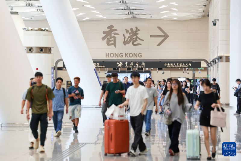 10月12日,旅客从皇岗口岸出境前往香港。 10月12日,旅客从皇岗口岸出境前往香港。