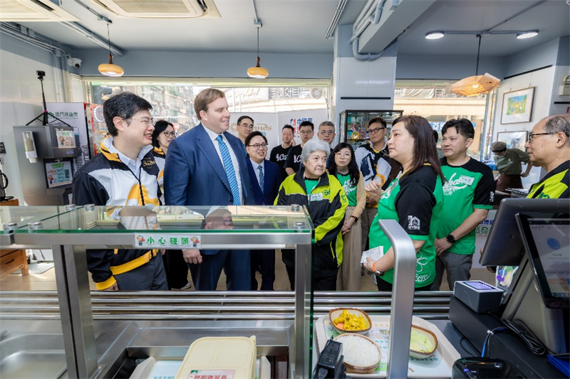 图为澳门扶康会总干事周惠仪介绍乐膳厨房情况。 图为澳门扶康会总干事周惠仪介绍乐膳厨房情况。