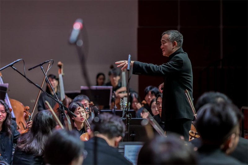 国际知名指挥家林敬基担任客席指挥,带领大湾区青年管弦乐团演出。 国际知名指挥家林敬基担任客席指挥,带领大湾区青年管弦乐团演出。