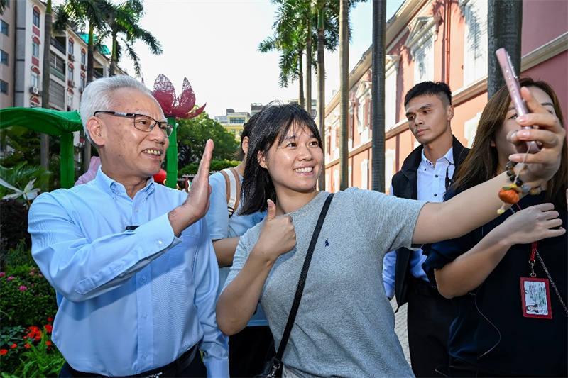 图为游客在政府总部开放日活动中见到岑浩辉并合影,游澳收获倍增。 图为游客在政府总部开放日活动中见到岑浩辉并合影,游澳收获倍增。