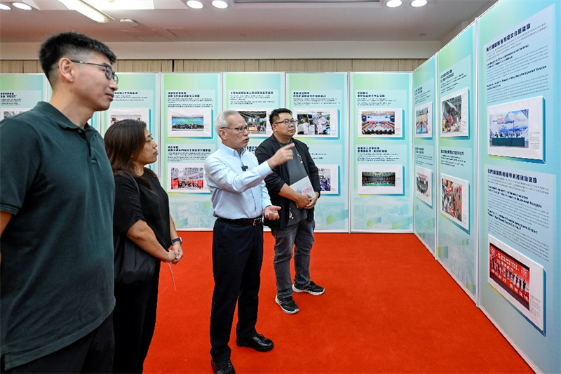 图为岑浩辉与市民一起观看澳门“三五”规划图片展。 图为岑浩辉与市民一起观看澳门“三五”规划图片展。