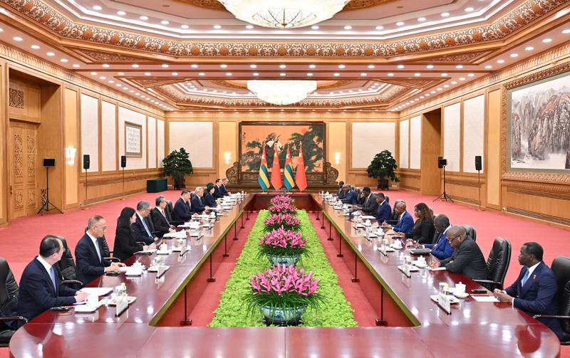 10月13日下午,国家主席习近平在北京人民大会堂会见来华进行正式访问的多哥部长会议主席福雷。 10月13日下午,国家主席习近平在北京人民大会堂会见来华进行正式访问的多哥部长会议主席福雷。