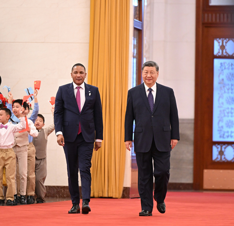 10月13日下午，国家主席习近平在北京人民大会堂同来华进行国事访问的博茨瓦纳总统博科举行会谈。这是会谈前，习近平在人民大会堂北大厅为博科举行欢迎仪式。